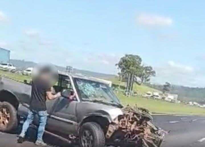 Homem fica preso nas ferragens após acidente na Bandeirantes